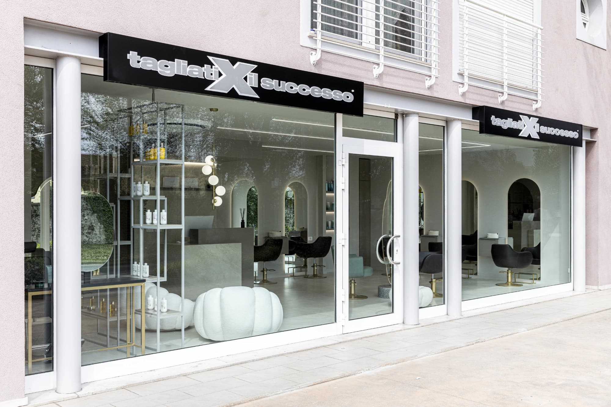 Storefront of the Tagliati X il Successo salon in Ronchi dei Legionari